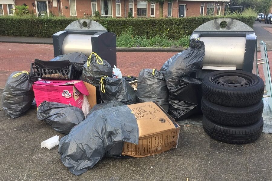 Leidenaren Zien Vaak Gedumpt Afval Op Straat Sleutelstad