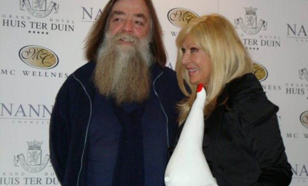 Mary Borsato ontvangt beeld van Dick Bakhuizen van den Brink