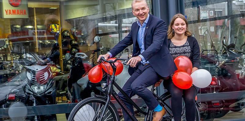 lava opzettelijk Voorzichtig Wethouder Robert Strijk overhandigt nieuwe fiets aan flinke fietser |  Sleutelstad