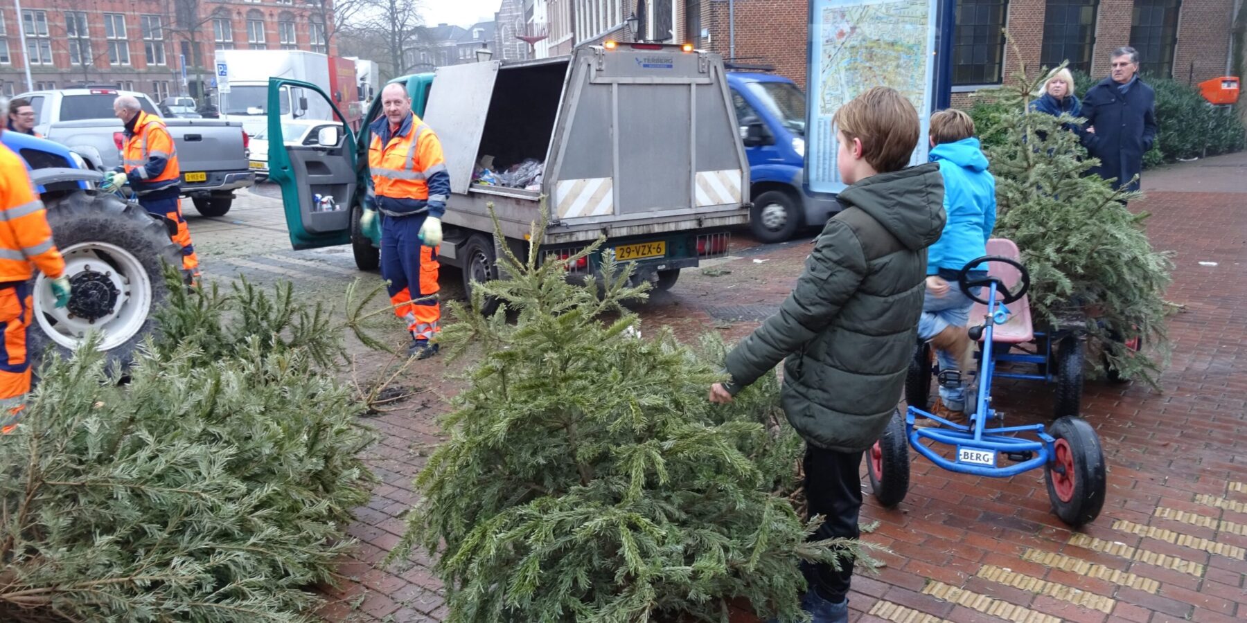 Afstoten handleiding het winkelcentrum Kinderen leveren massaal kerstbomen in om prijzen te winnen | Sleutelstad