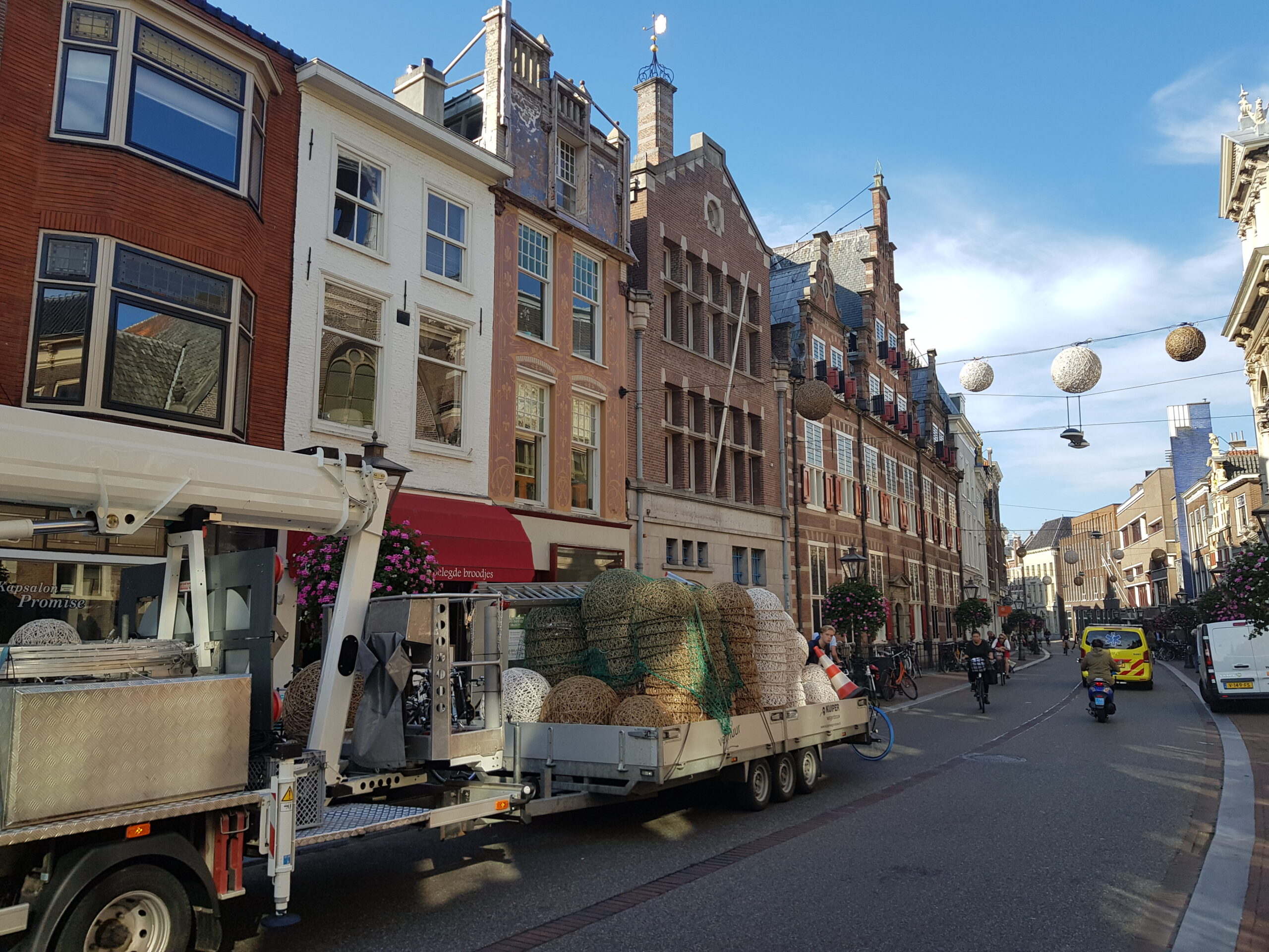 Feestverlichting hangt weer in centrum van Leiden ...