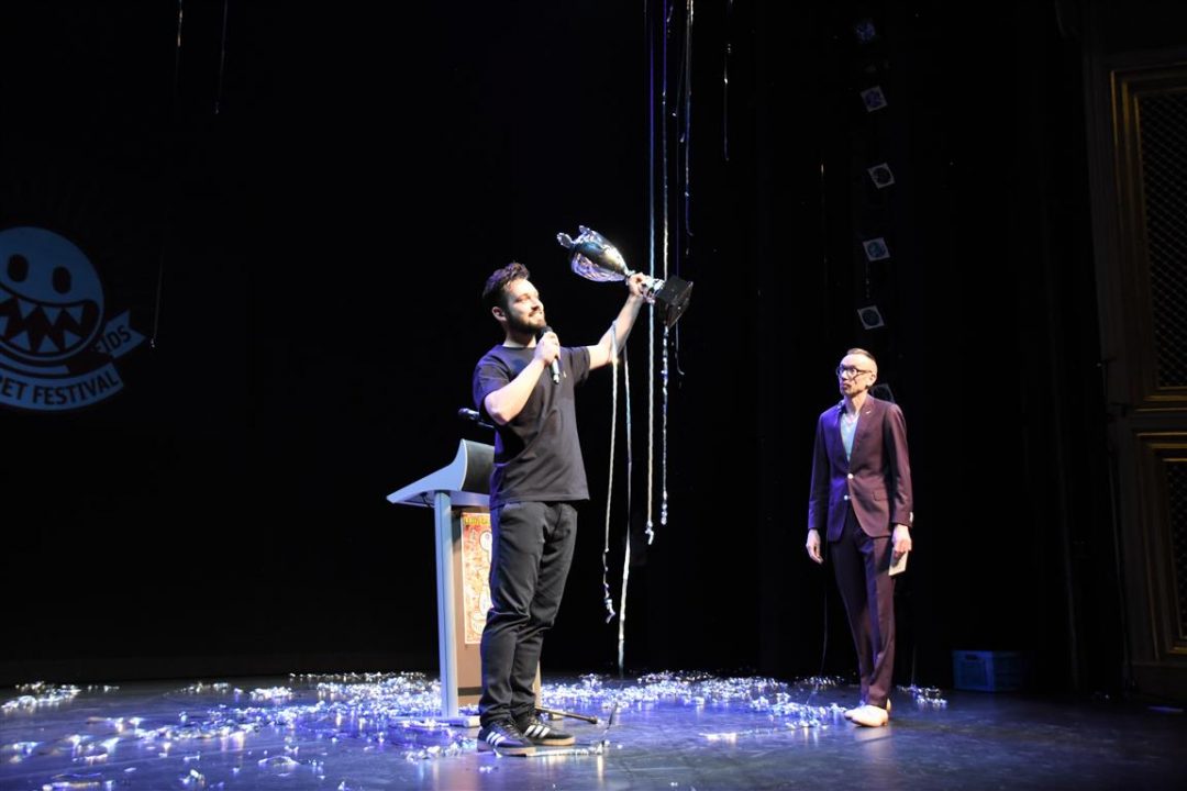 Jasper van der Veen wint zowel de publieks- als de juryprijs van het Leids Cabaretfestival