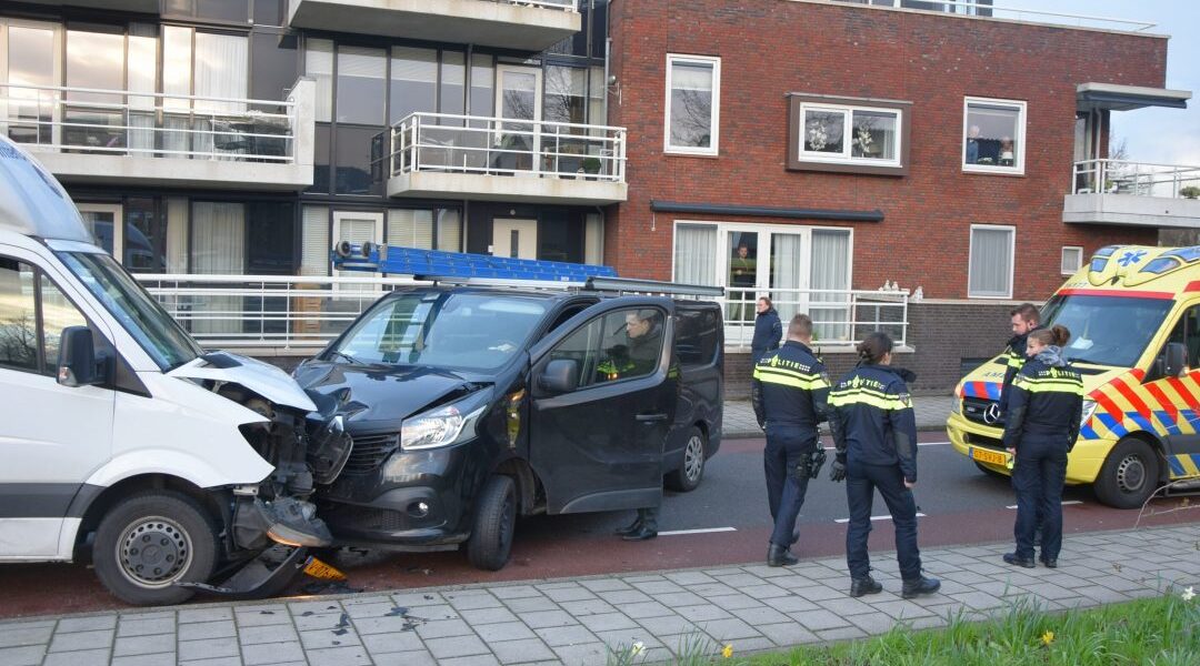 Bestelbussen botsen in Zoeterwoude-Dorp