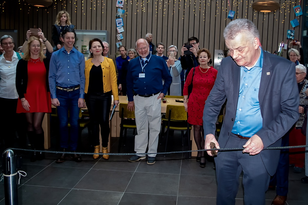 Wethouder Binnendijk opent tentoonstelling 'Nieuw Licht op Leithon' in Leiderdorps Museum