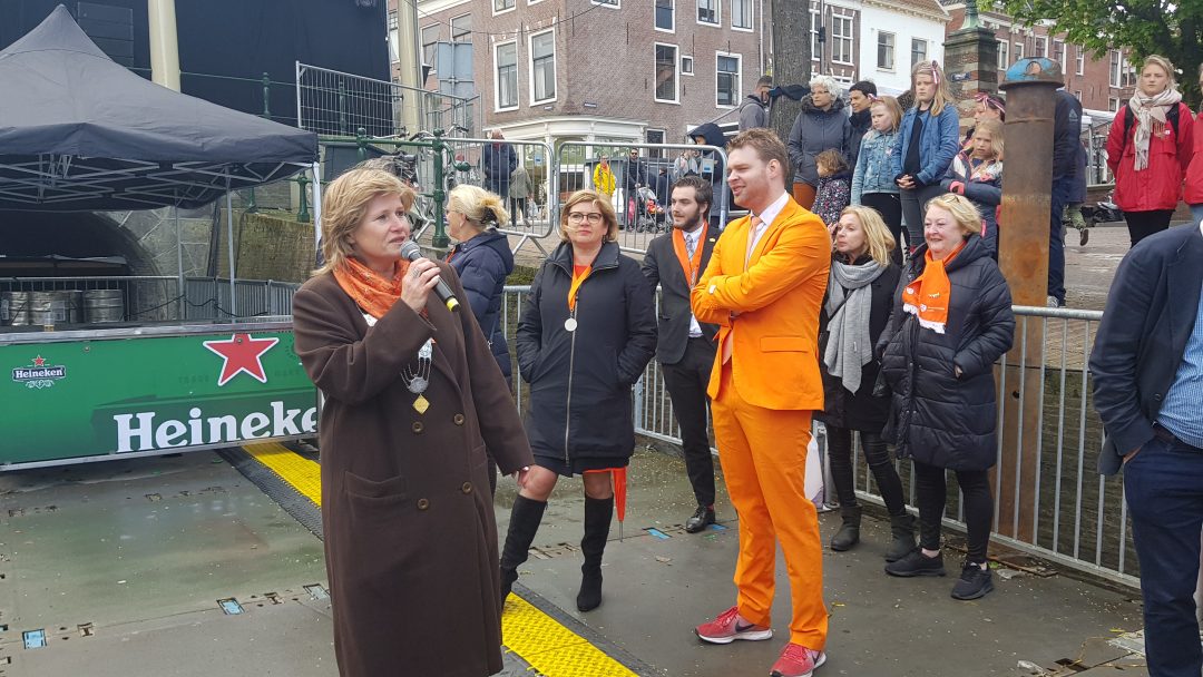 Feestelijke viering Koningsdag in Leiden ondanks kou en regen