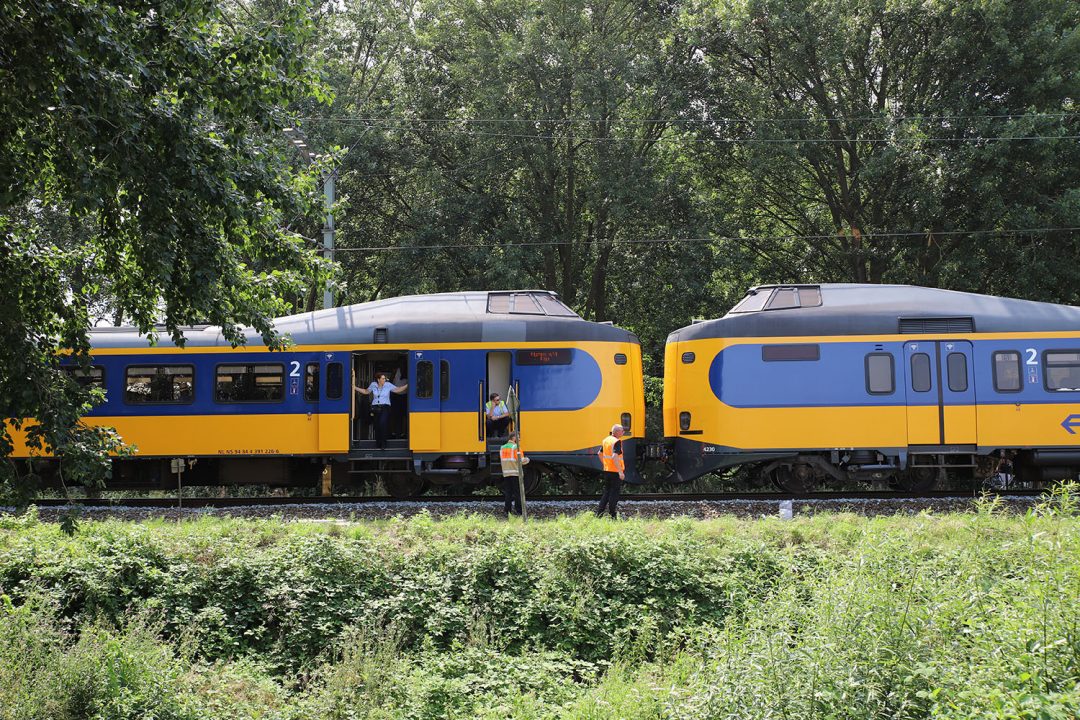 Passagiers ruim uur in defecte trein, te voet naar Leiden Lammenschans