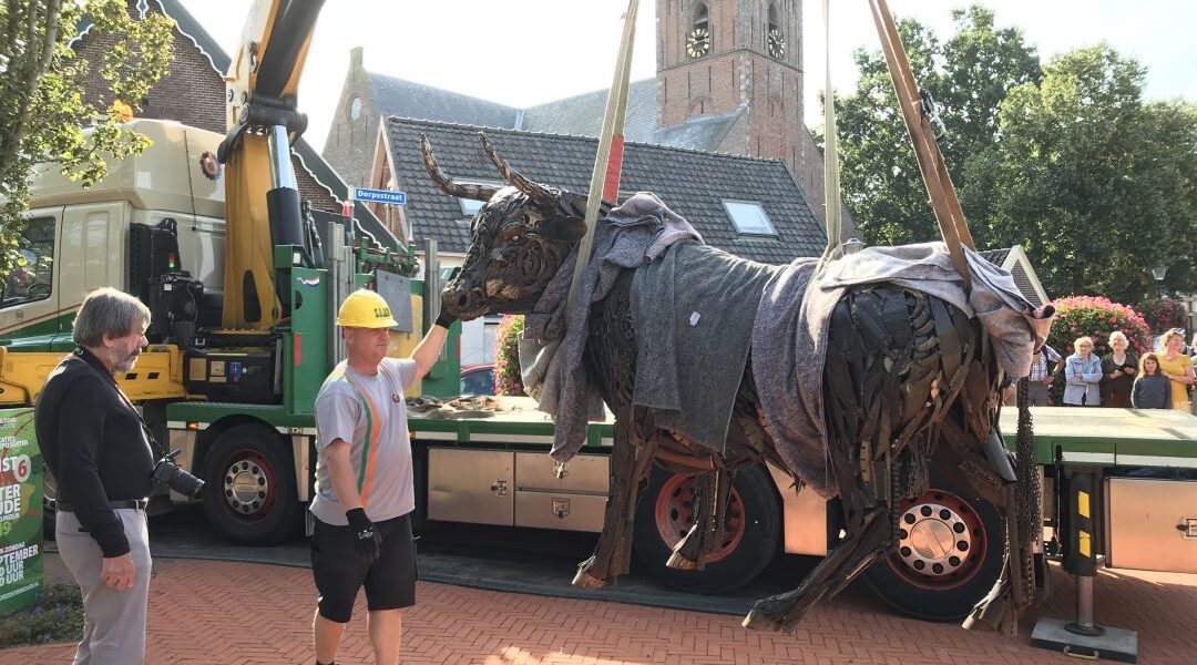 Stier op Dorpsplein in Zoeterwoude