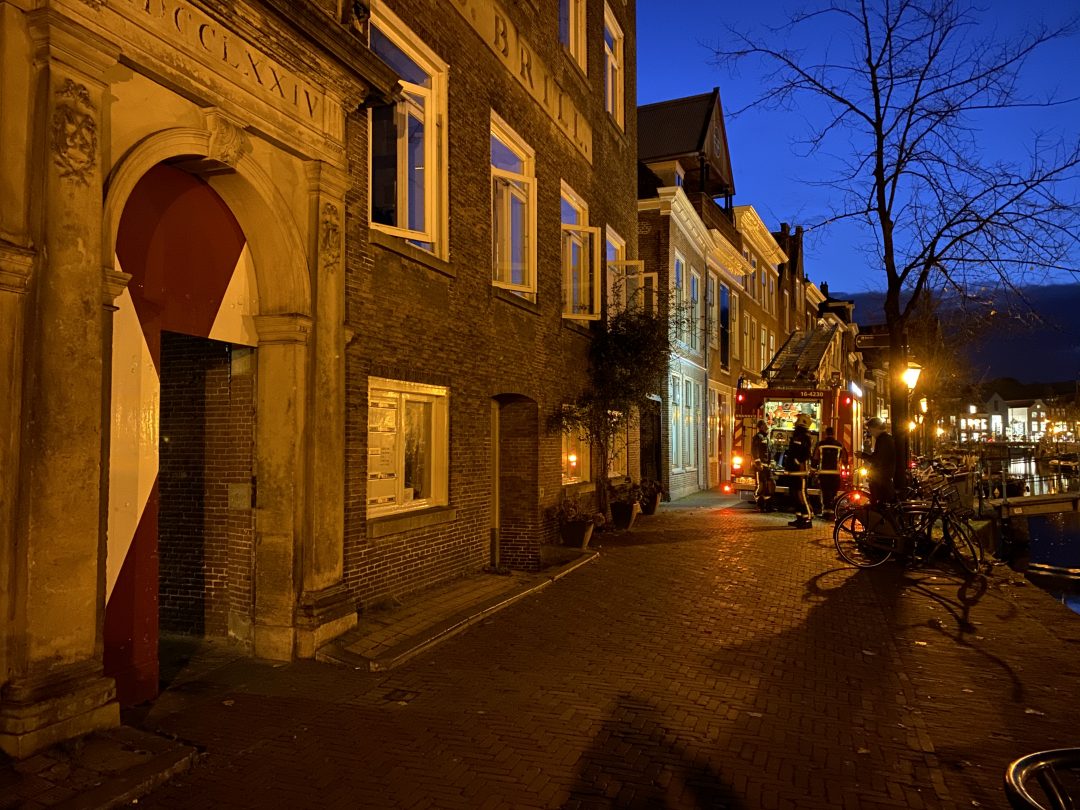 Brandende kaars veroorzaakt binnenbrandje in woning aan de Oude Rijn
