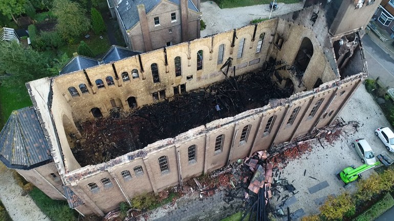 Indrukwekkende dronebeelden afgebrande kerk Hoogmade