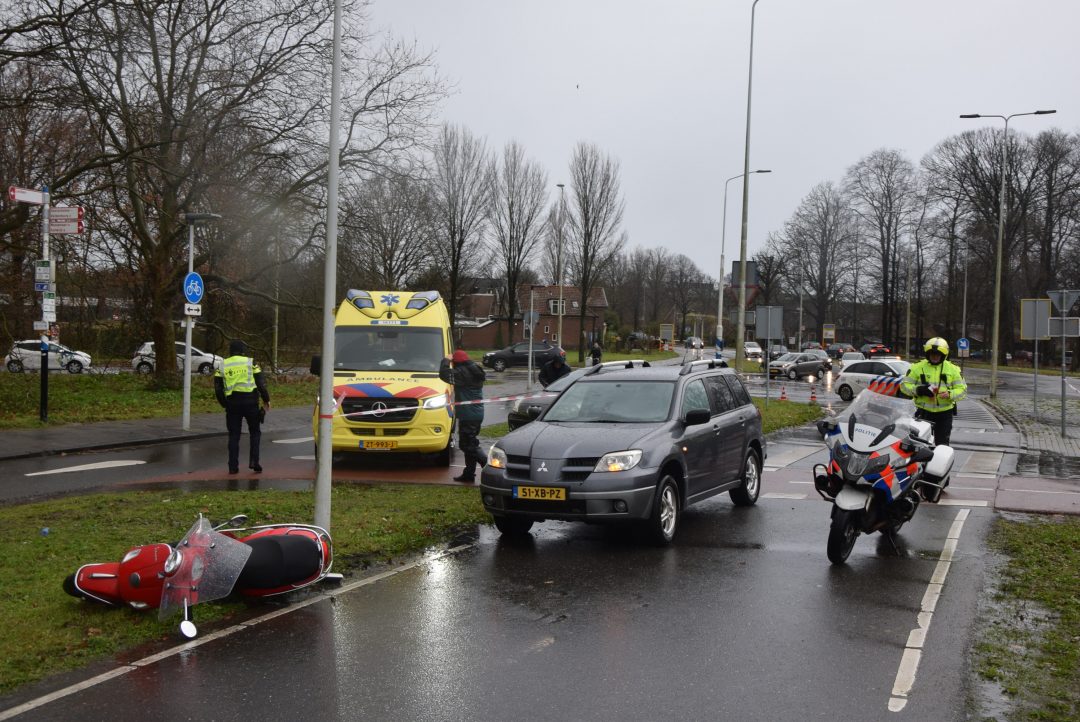 Scooterrijdster gewond bij ongeval op Leidseweg