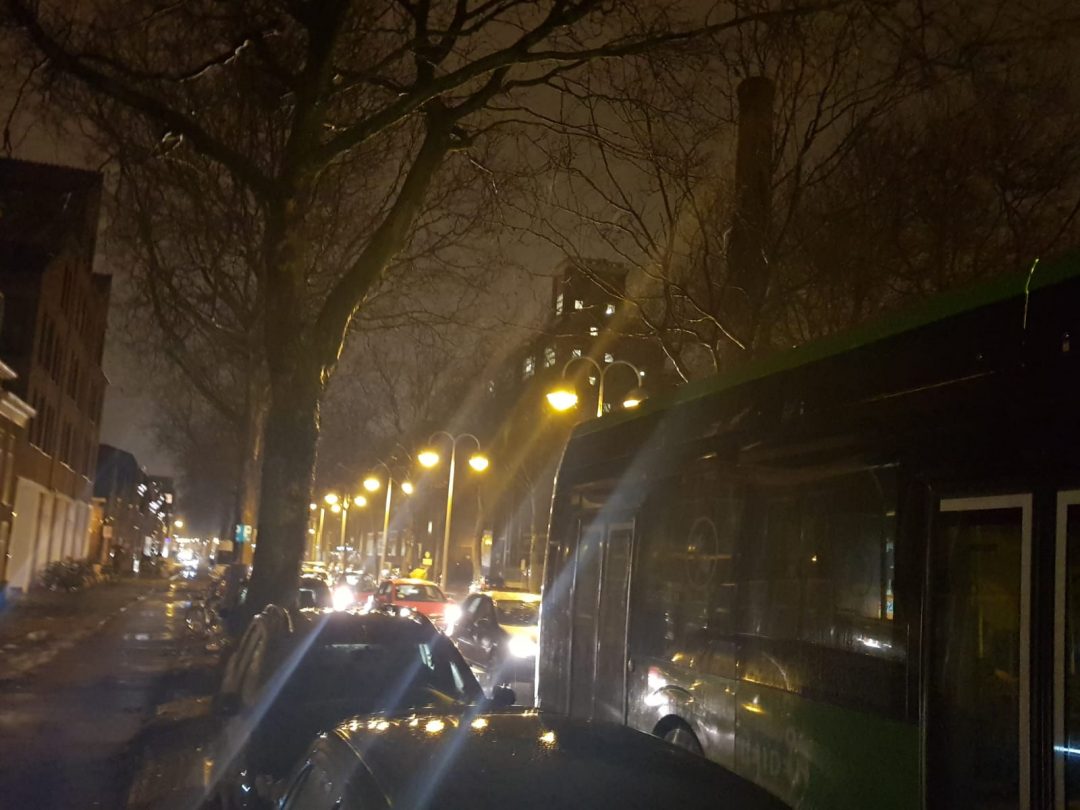 Elektrische bus in storing: verkeer Langegracht loopt vast
