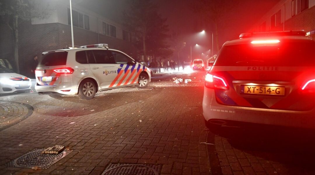 Journalisten Omroep West in Leiden bekogeld met vuurwerk Sleutelstad