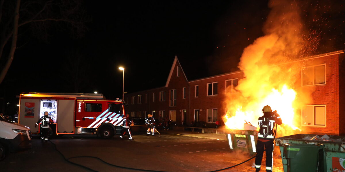 Mogelijk brandstichting bij uitslaande brand in container naast woningen .