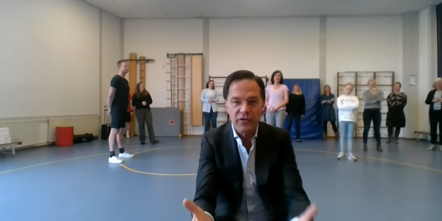 Betere Mark Rutte opent online gymles op basisschool Oegstgeest | Sleutelstad MS-08