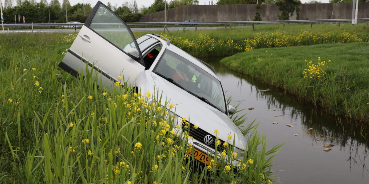 Oegstgeestenaar (42) crasht haast in sloot en slaat op de vlucht - Sleutelstad