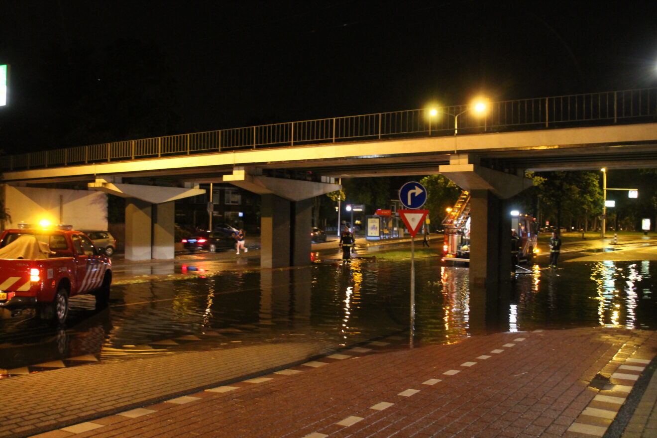 Brandweer sluit viaduct Lammenschansweg af om wateroverlast