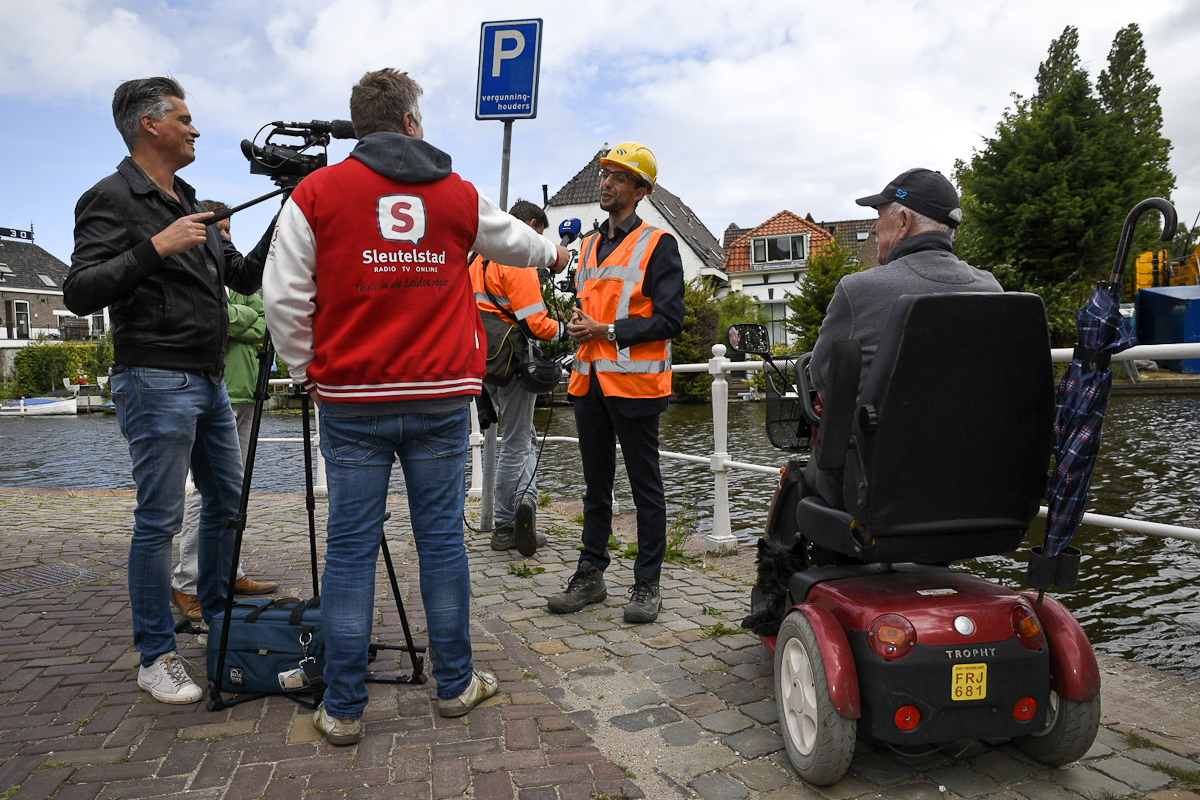 Wethouder Ashley North hielp ook een handje mee. (Foto: Rob van Dullemen).
