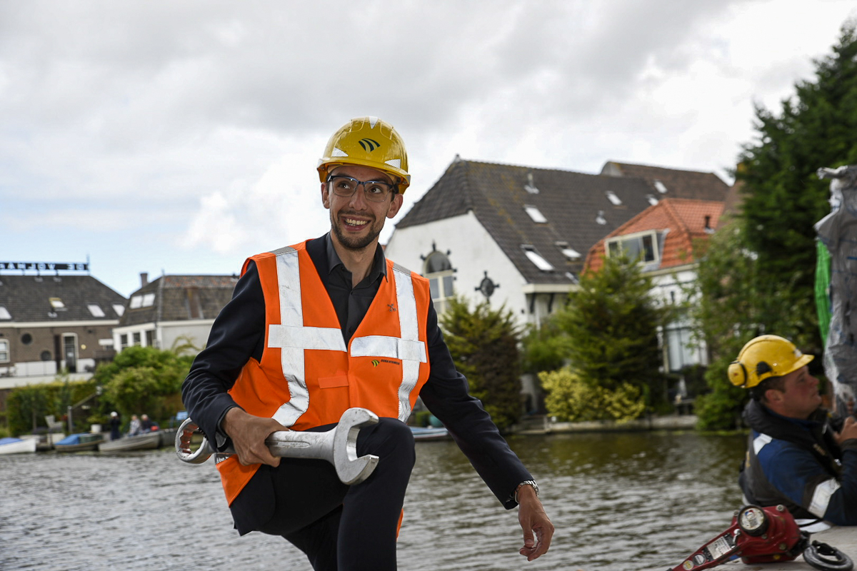 Wethouder Ashley North hielp ook een handje mee. (Foto: Rob van Dullemen).