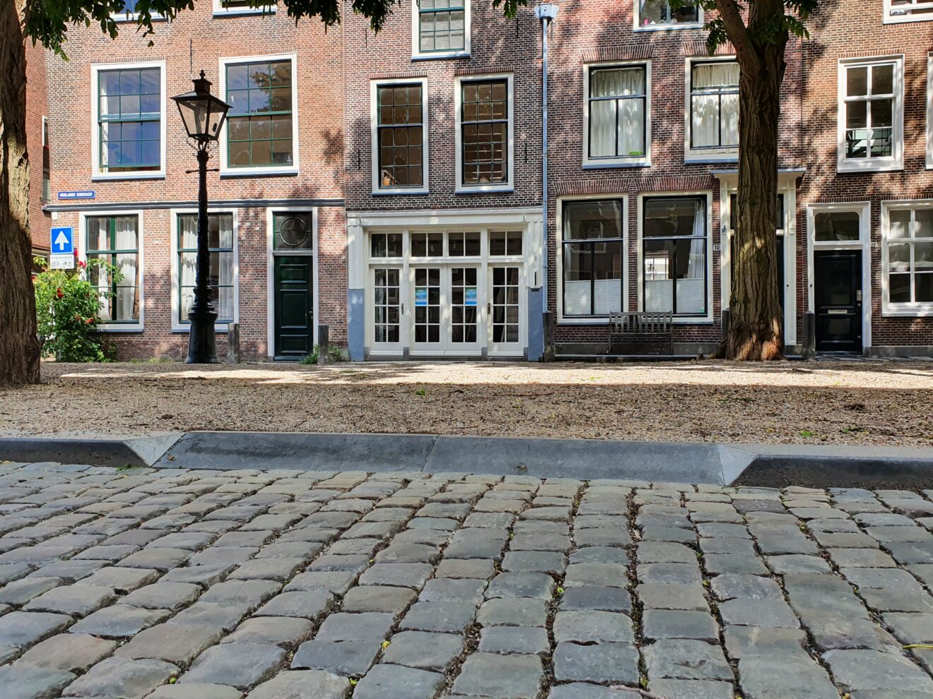 Verzaagde trottoirbanden Hooglandse Kerkgracht te steil voor rolstoelgebruikers