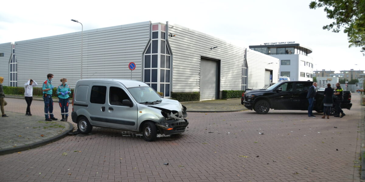 Veel schade bij aanrijding op Karel Doormanweg .