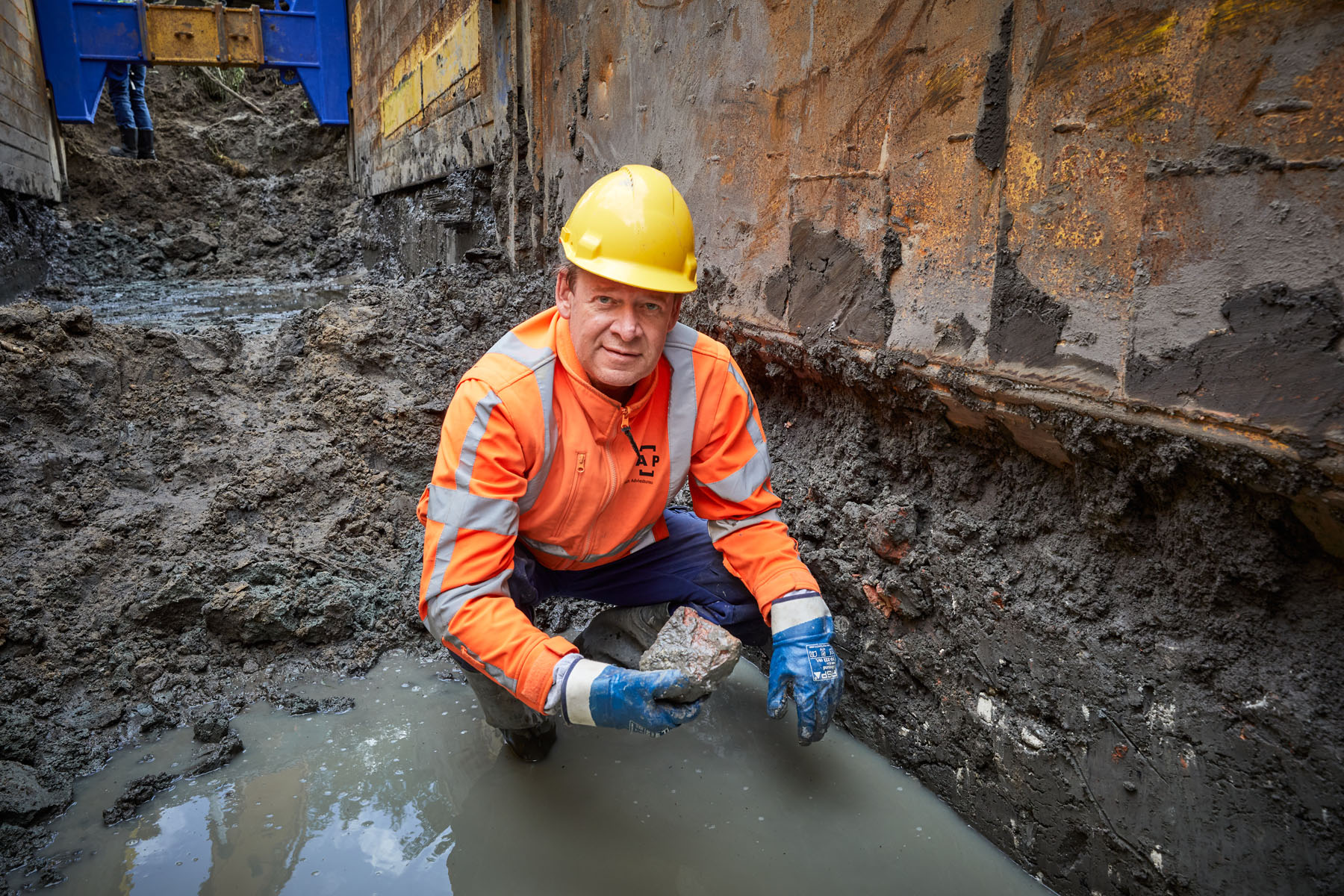 Archeoloog Ivar Schute van RAAP bij de vondst