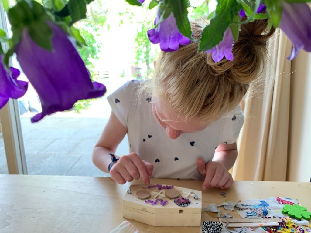 Het kistje versieren is onderdeel van het pakket.