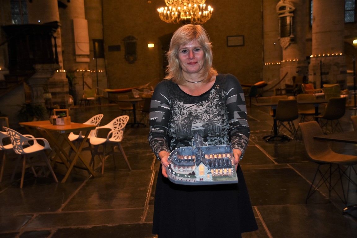 Eerste miniatuur van Pieterskerk voor wethouder Van Delft