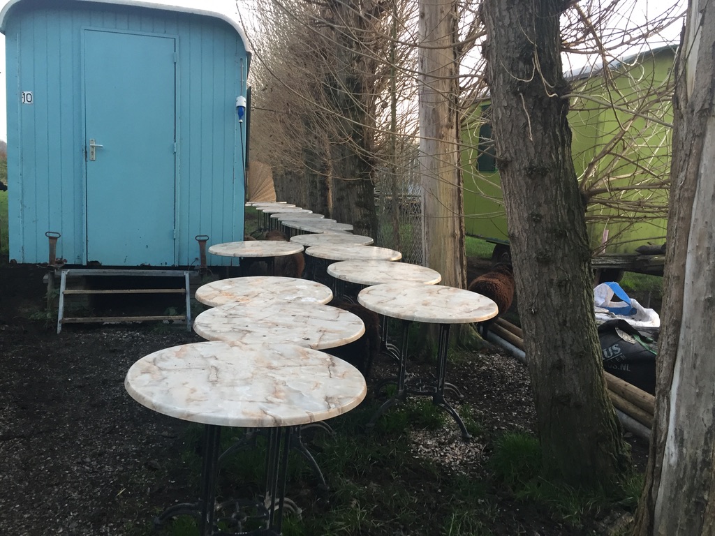 De tafeltjes die normaal op de terrassen staan