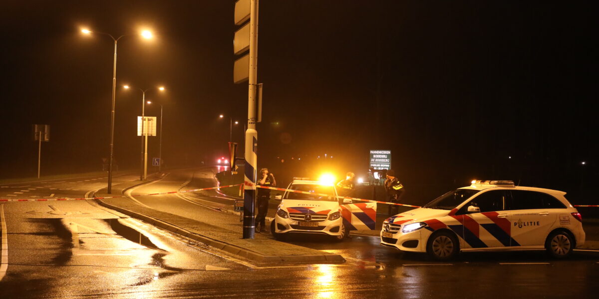 Weg afgesloten wegens politie-onderzoek naar woningoverval .