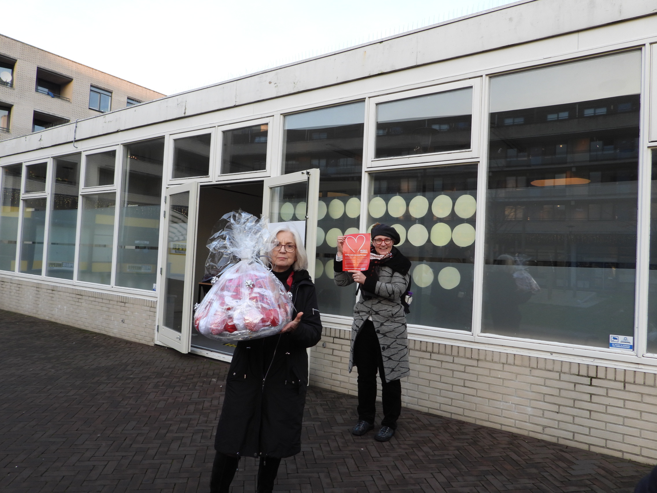 Yvonne van Velzen (links) en Inge Feiken met de hartjes