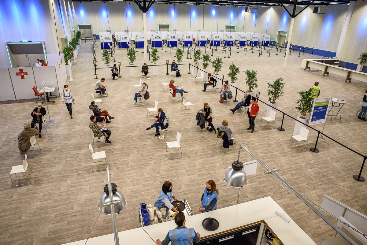 ECC Leiden: start Vaccinaties GGD Hollands-Midden van zorgpersoneel van ouderen en kwetsbare groepen buiten het ziekenuis.