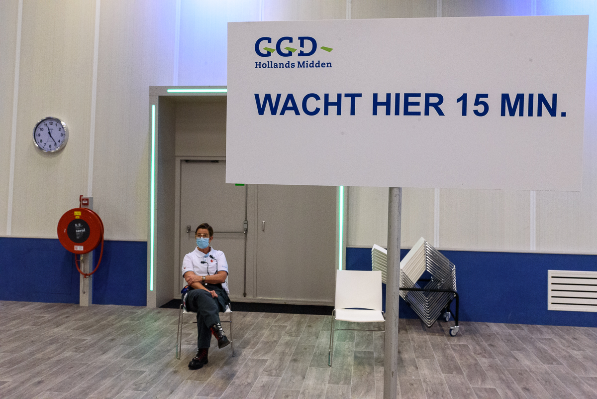 ECC Leiden: start Vaccinaties GGD Hollands-Midden van zorgpersoneel van ouderen en kwetsbare groepen buiten het ziekenuis.