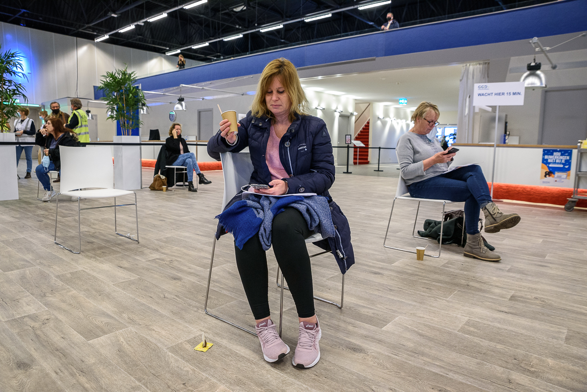 ECC Leiden: start Vaccinaties GGD Hollands-Midden van zorgpersoneel van ouderen en kwetsbare groepen buiten het ziekenuis.