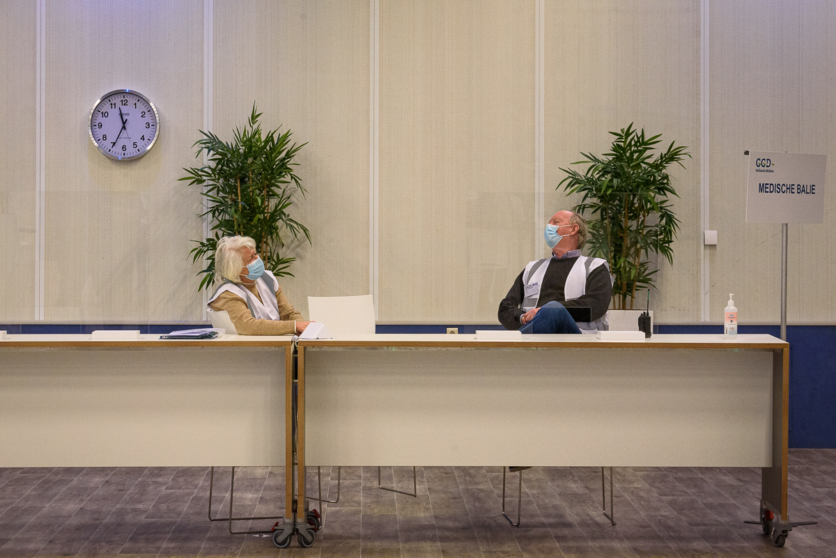 ECC Leiden: start Vaccinaties GGD Hollands-Midden van zorgpersoneel van ouderen en kwetsbare groepen buiten het ziekenuis.