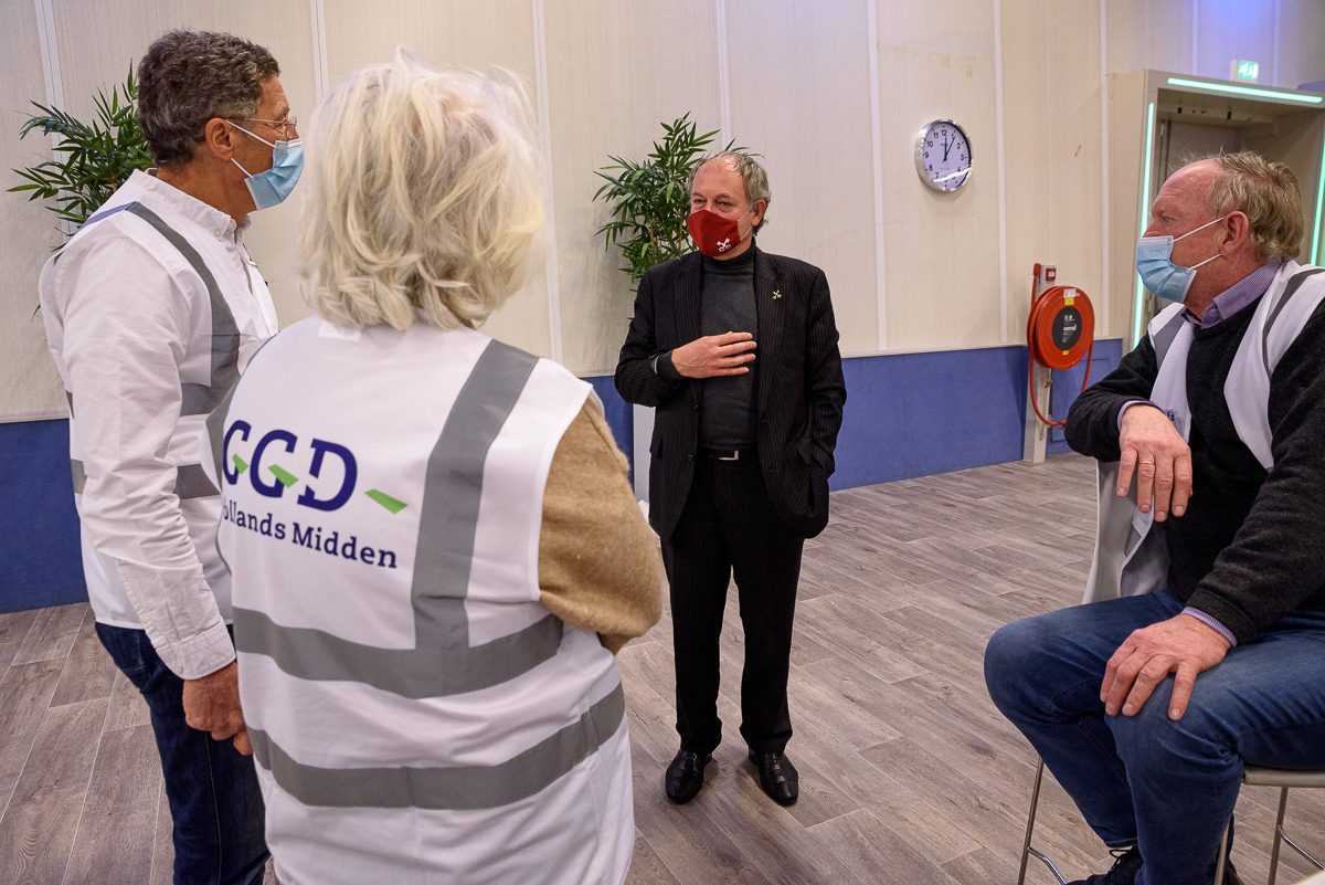 ECC Leiden: start Vaccinaties GGD Hollands-Midden van zorgpersoneel van ouderen en kwetsbare groepen buiten het ziekenuis.