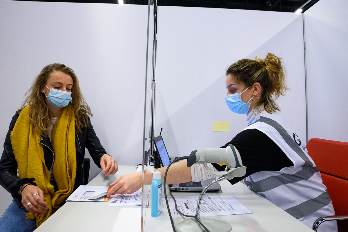 ECC Leiden: start Vaccinaties GGD Hollands-Midden van zorgpersoneel van ouderen en kwetsbare groepen buiten het ziekenuis.