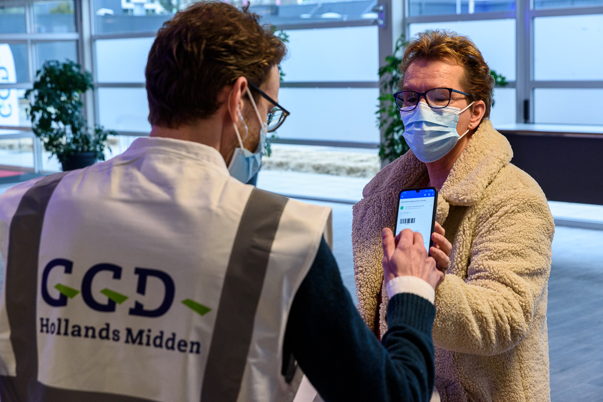 ECC Leiden: start Vaccinaties GGD Hollands-Midden van zorgpersoneel van ouderen en kwetsbare groepen buiten het ziekenuis.