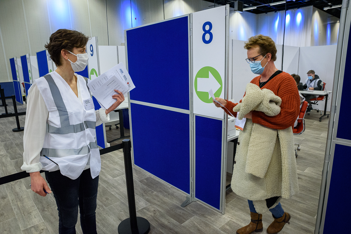 ECC Leiden: start Vaccinaties GGD Hollands-Midden van zorgpersoneel van ouderen en kwetsbare groepen buiten het ziekenuis.