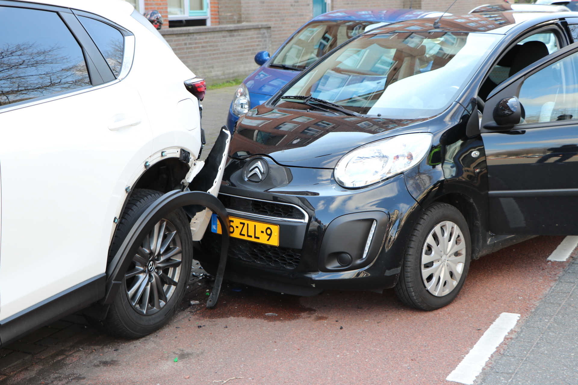 LEIDERDORP - Zaterdagmorgen 20 maart rond 11.55 uur heeft een ongeval plaatsgevonden aan de Torenwacht in Leiderdorp. Een automobiliste is, door onbekende oorzaak, op een geparkeerde auto gebotst. De bestuurster wordt door het ambulancepersoneel gecontroleerd. De schade aan de voertuigen is flink.