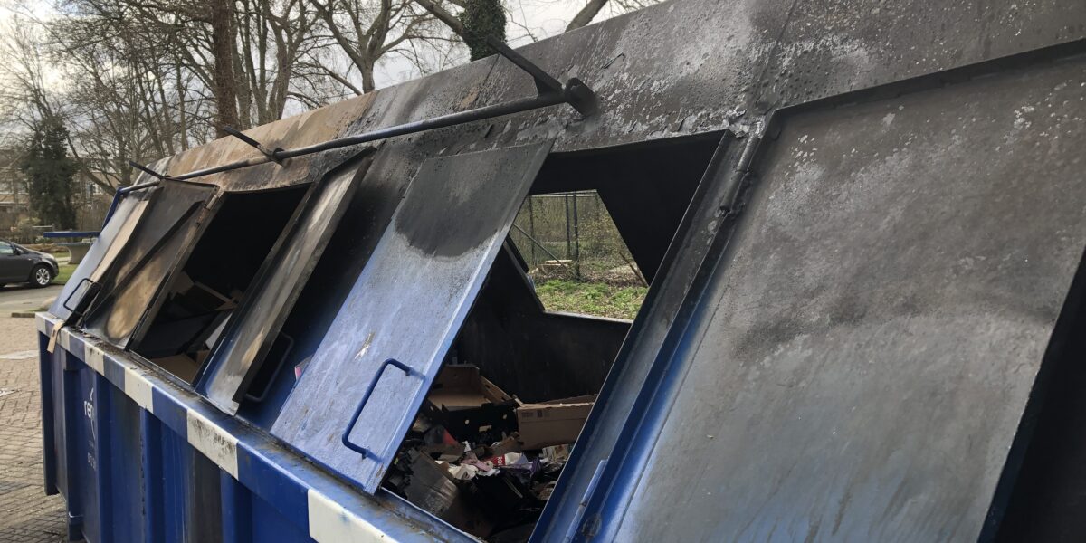 Papiercontainer in brand gestoken in Zoeterwoude-Dorp