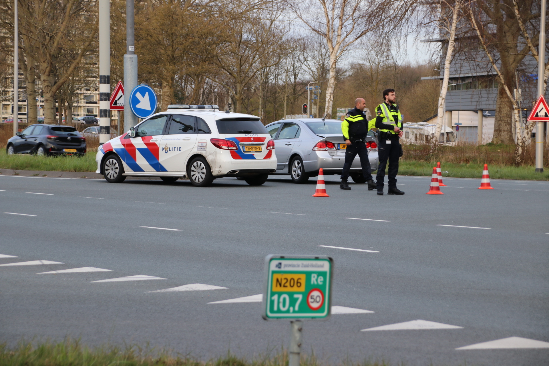 LEIDEN - Donderdagavond 8 april rond 19.15 uur heeft een ongeval plaatsgevonden aan de Voorschoterweg - N206 in Leiden. Een personenauto botste met onbekende reden achterop een andere personenauto. Een persoon is gecontroleerd door het ambulancepersoneel. Gedurende het ongeval waren twee rijbanen tijdelijk afgesloten. Beide voertuigen hebben door de botsing veel schade opgelopen. Beide voertuigen werden ook later afgesleept door het bergingsbedrijf. Een bestuurder heeft door de politie een blaastest moeten doen.