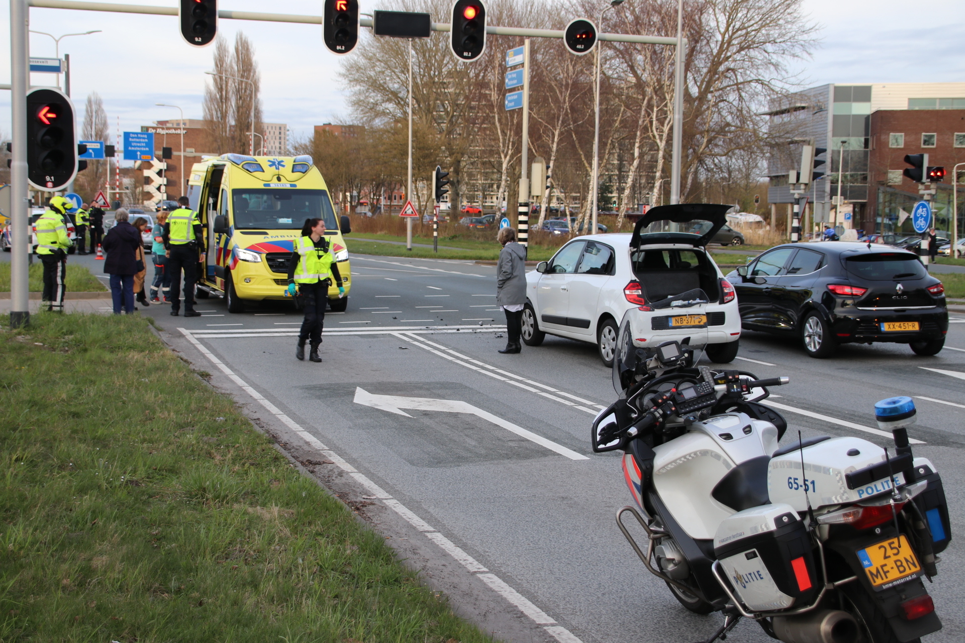 LEIDEN - Donderdagavond 8 april rond 19.15 uur heeft een ongeval plaatsgevonden aan de Voorschoterweg - N206 in Leiden. Een personenauto botste met onbekende reden achterop een andere personenauto. Een persoon is gecontroleerd door het ambulancepersoneel. Gedurende het ongeval waren twee rijbanen tijdelijk afgesloten. Beide voertuigen hebben door de botsing veel schade opgelopen. Beide voertuigen werden ook later afgesleept door het bergingsbedrijf. Een bestuurder heeft door de politie een blaastest moeten doen.
