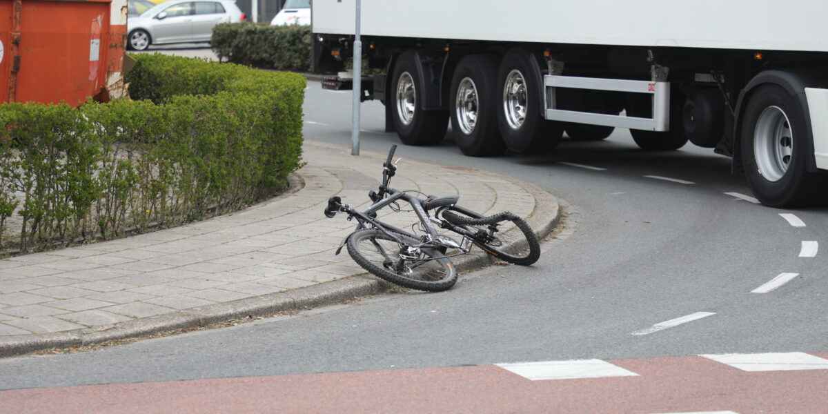 Vrachtwagen rijdt fietser aan op Industrieweg Zoeterwoude