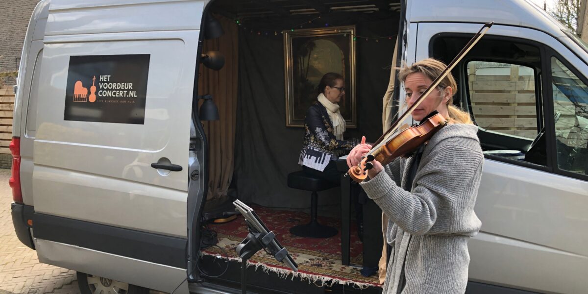 Klassiek duo geeft live concertjes aan Leidse voordeuren - Sleutelstad