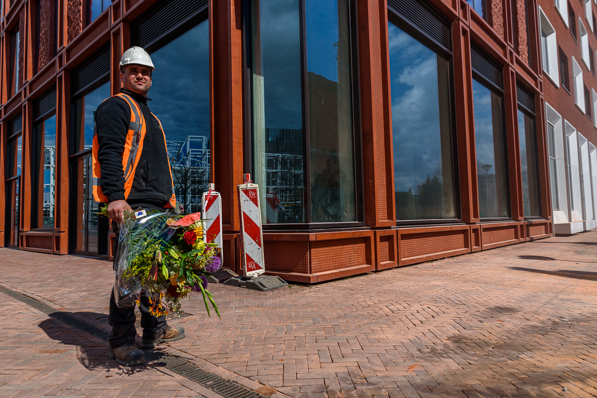 Een bloemetje voor de geschrokken buren. Foto door: Rob van Dullemen ©