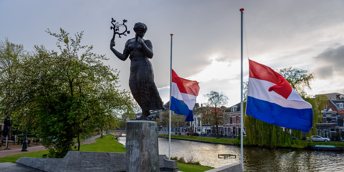 Vlag alleen vanavond halfstok of hele dag?