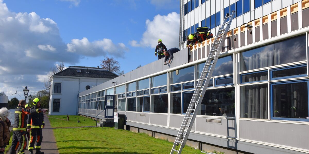 Brandweer voorkomt uitslaande brand bij advocatenkantoor .