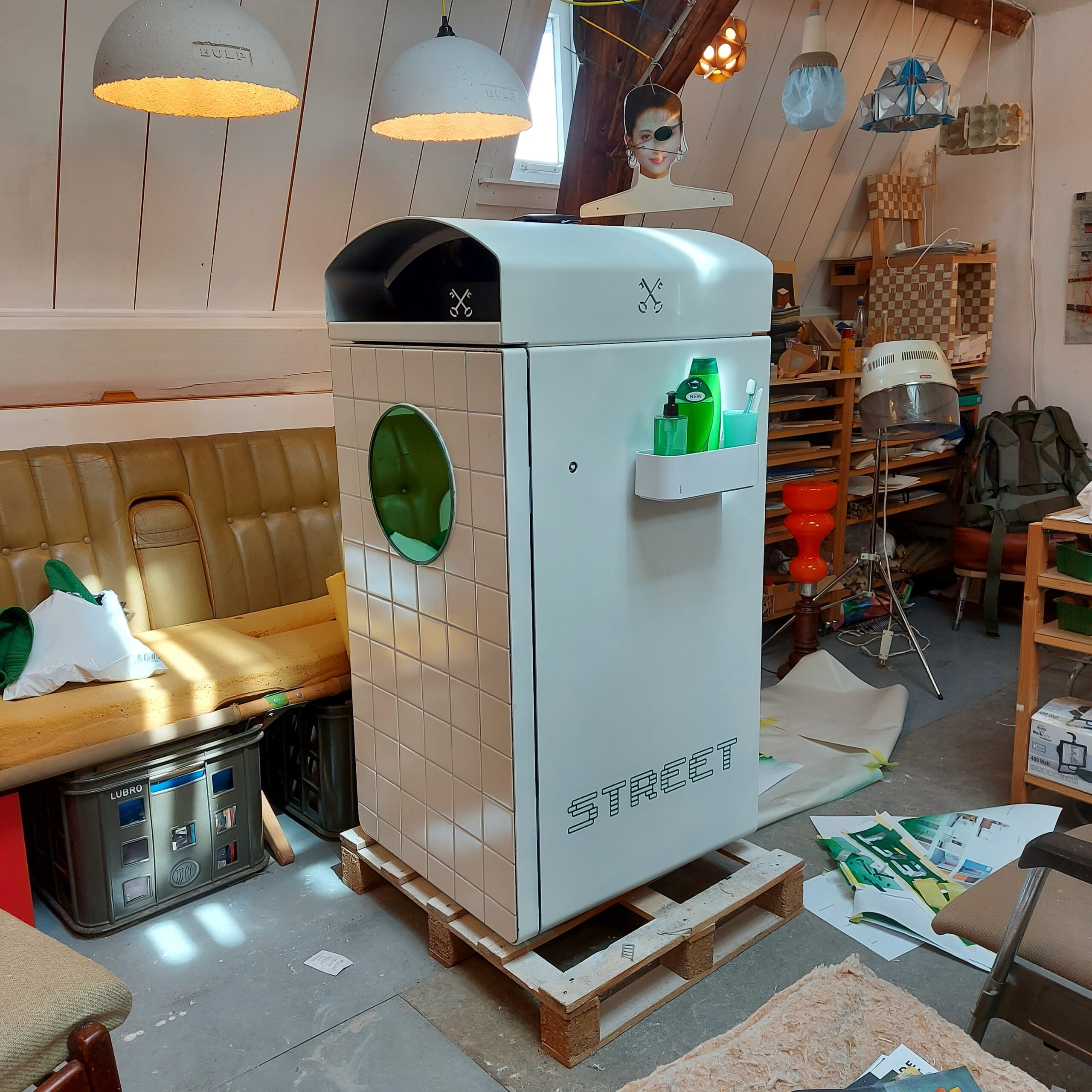 De kunstafvalbak gemaakt door Mark Flipse.