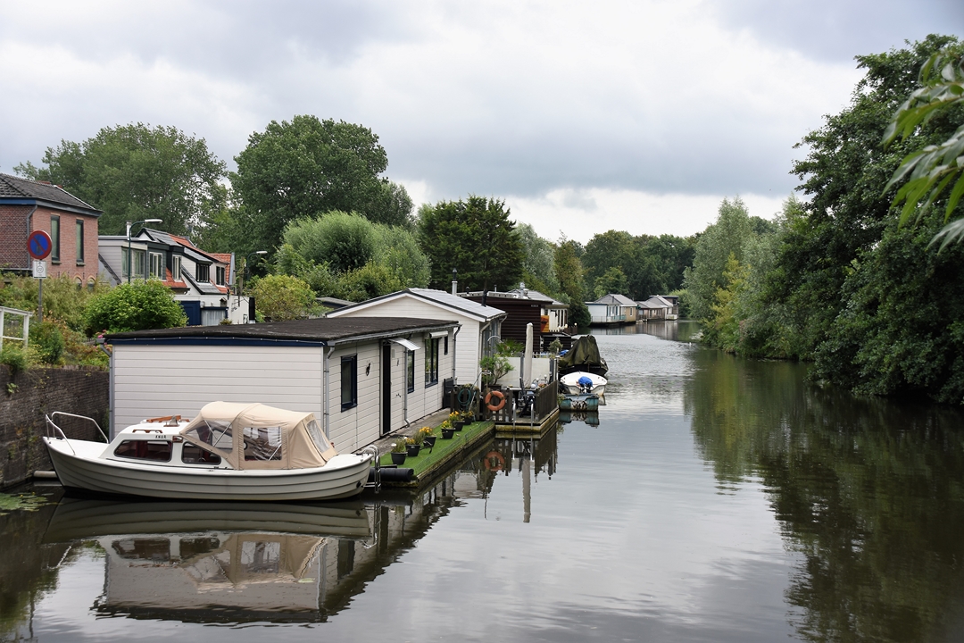 Het besluit van de rechter gaat over de boten op de achtergrond, die niet tegenover een huis liggen.