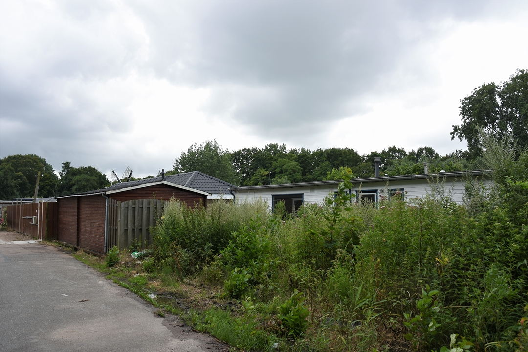 De walkant is altijd eigendom gebleven van de gemeente, maar de aanleg van tuinen, parkeerplaatsen, schuren en schuttingen werd altijd gedoogd.